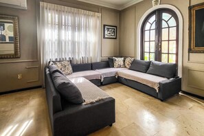 House (6 Bedrooms) | Interior