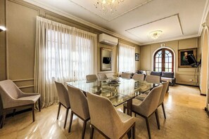 House (6 Bedrooms) | Interior