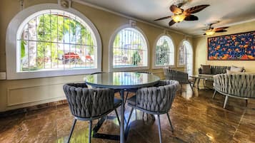 House (6 Bedrooms) | Interior