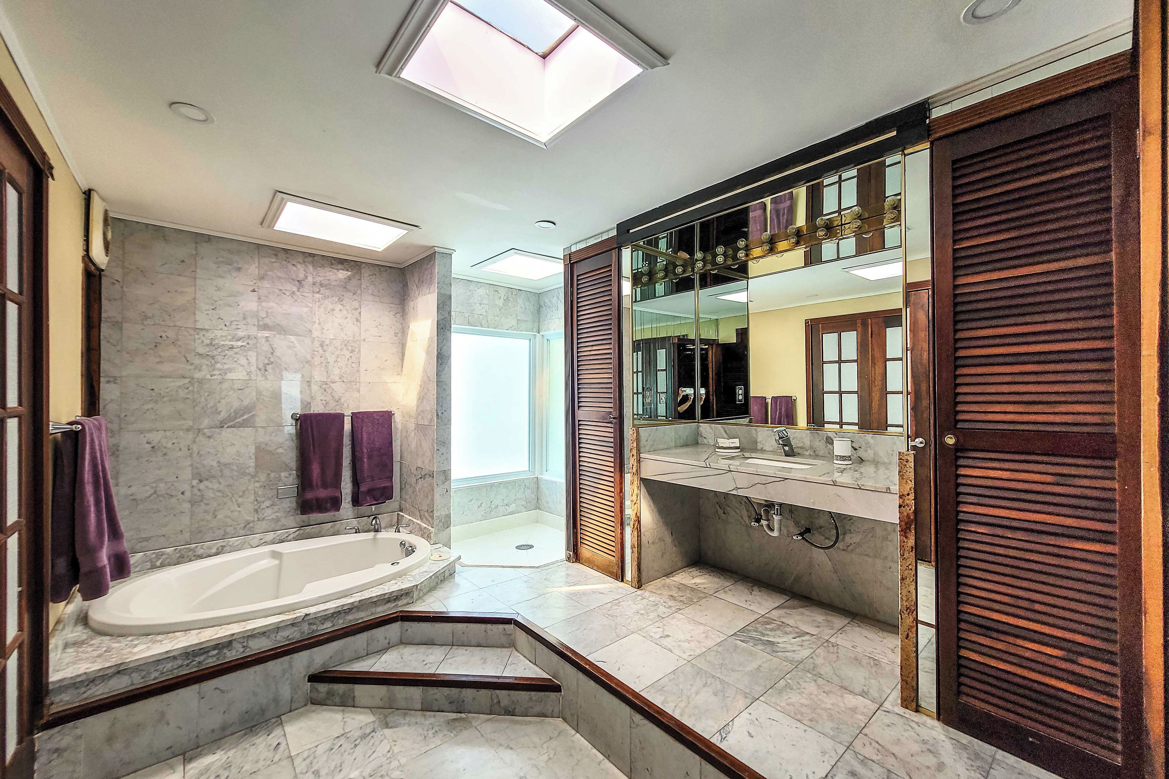 House (6 Bedrooms) | Interior