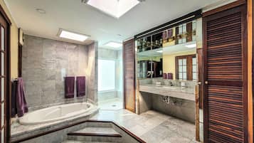 House (6 Bedrooms) | Interior