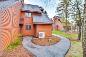 Apartment (2 Bedrooms) | Interior - Cozy Jackson Condo w/ Mtn Views & Pool Access! (Glen)