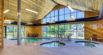 Cozy Resort-style Gatlinburg Condo: Indoor Pool!