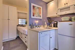 Interior - Unique & Cozy Downtown Studio in Historic Mall! (Providence)