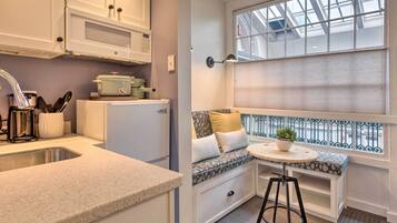 Apartment (0 Bedroom) | Interior