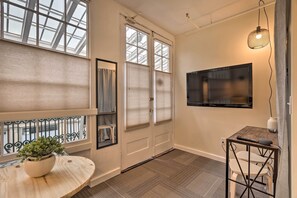 Interior - Unique & Cozy Downtown Studio in Historic Mall! (Providence)