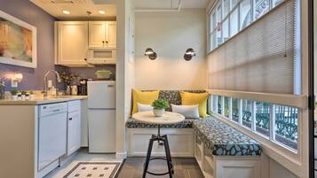 Apartment (0 Bedroom) | Interior