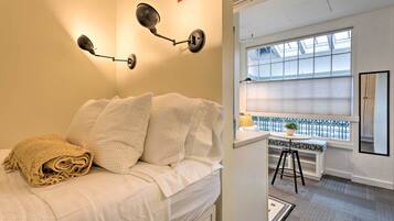 Apartment (0 Bedroom) | Interior