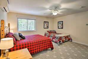 A bedroom with two beds, a ceiling fan, a window, and a lamp. - North Conway Retreat - 1 Mi to Cranmore Mountain! (North Conway)