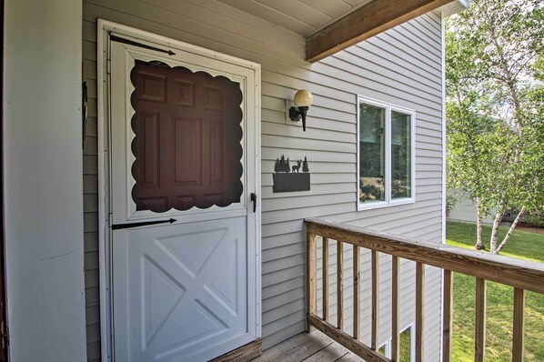 A house with a white door and a wooden deck. - Intervale Family Retreat: Mtn View & Pool Access! (Intervale)