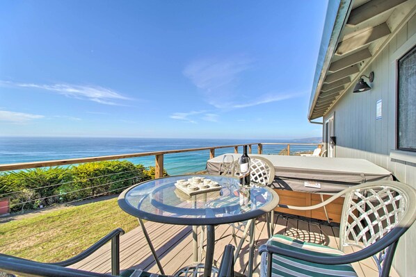 House (3 Bedrooms) | Interior - Spectacular Ocean View Retreat w/ Private Beach (Manchester)