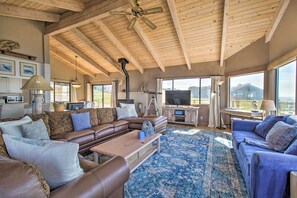 House (3 Bedrooms) | Interior - Spectacular Ocean View Retreat w/ Private Beach (Manchester)