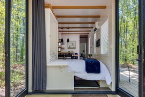 1 bedroom, desk, soundproofing, WiFi