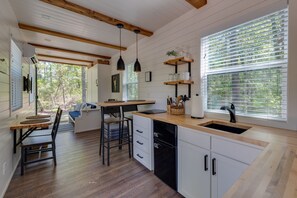 Kühlschrank, Mikrowelle, Herdplatte, Wasserkocher mit Kaffee-/Teezubehör