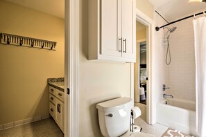 Apartment (2 Bedrooms) | Interior - Luxe Lakefront Apartment w/ Shared Pool & Dock! (Chapin)