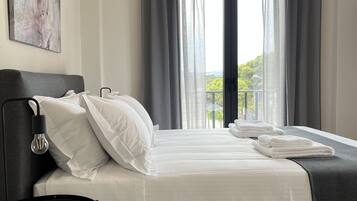 Luxury 4 | Premium bedding, down comforters, free minibar, desk