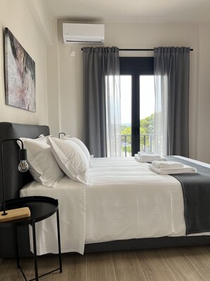 Luxury 4 | Premium bedding, down comforters, free minibar, desk - Aellō luxury apartments (Markopoulo Mesogaias)