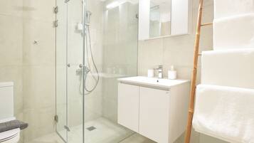 Suite | Bagno | Doccia, set di cortesia gratuito, asciugacapelli, asciugamani