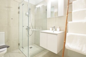 Suite | Bathroom | Shower, free toiletries, hair dryer, towels - Aellō luxury apartments (Markopoulo Mesogaias)