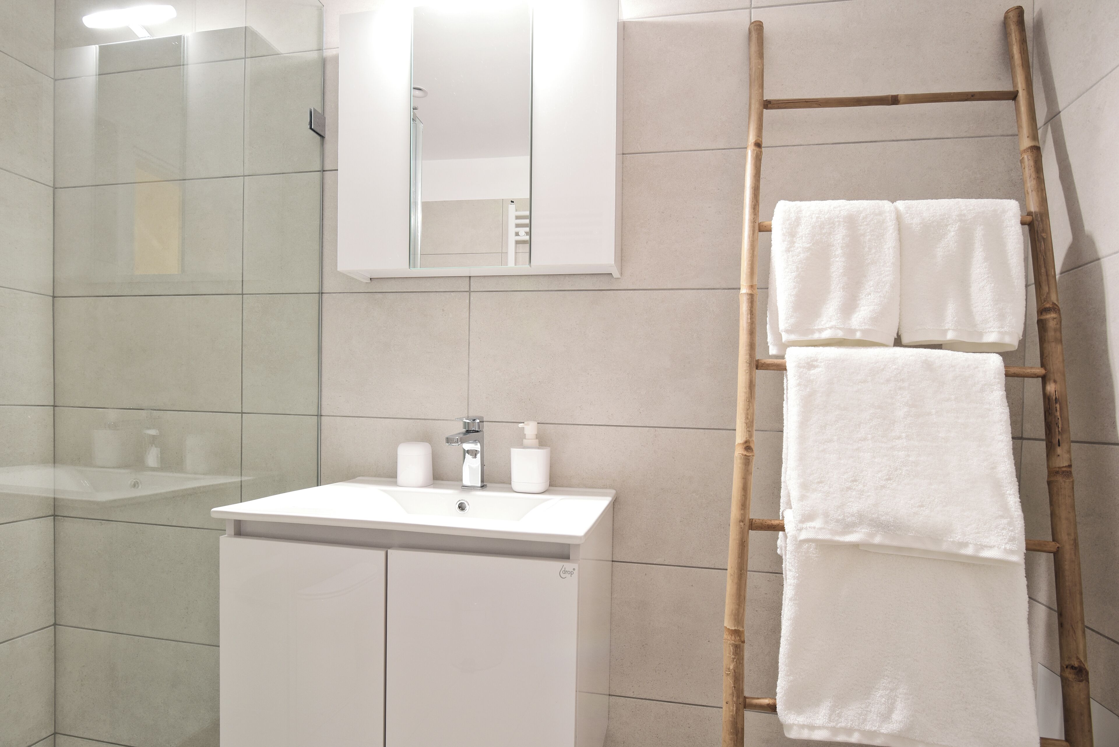 luxury 3 | bathroom | shower, free toiletries, hair dryer, towels
