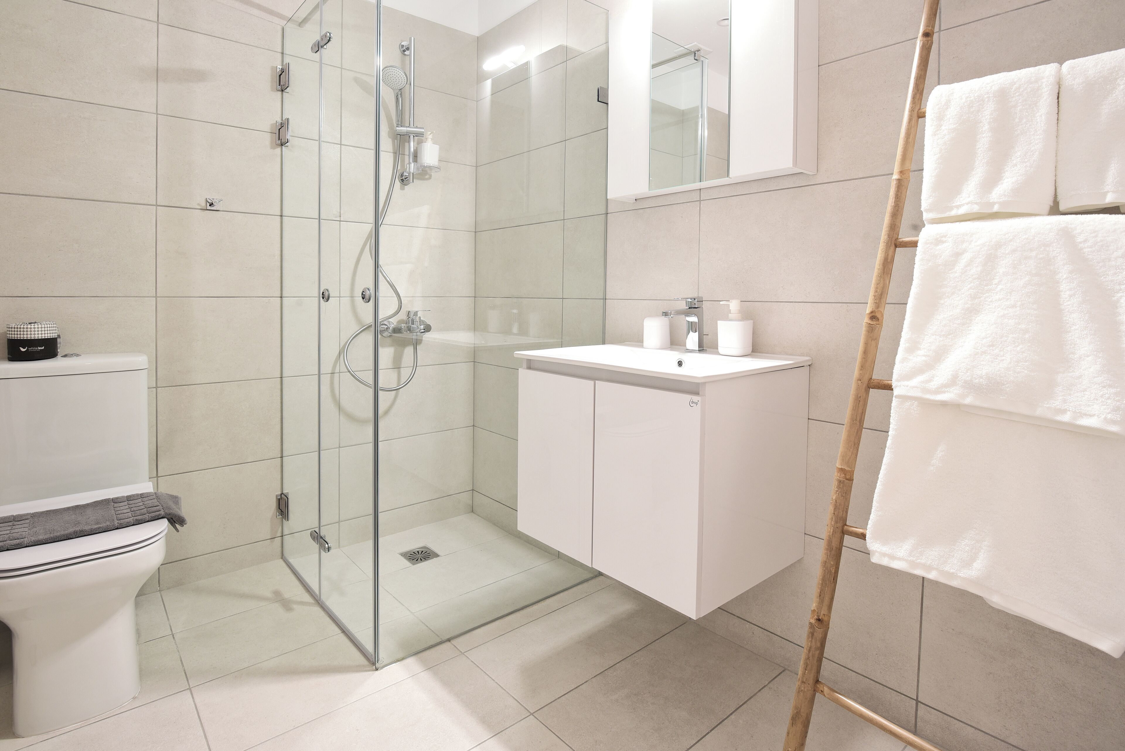 luxury 3 | bathroom | shower, free toiletries, hair dryer, towels