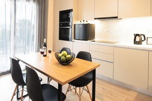 Luxury 1 | Private kitchen | Fridge, espresso maker, coffee/tea maker, electric kettle - Aellō luxury apartments (Markopoulo Mesogaias)