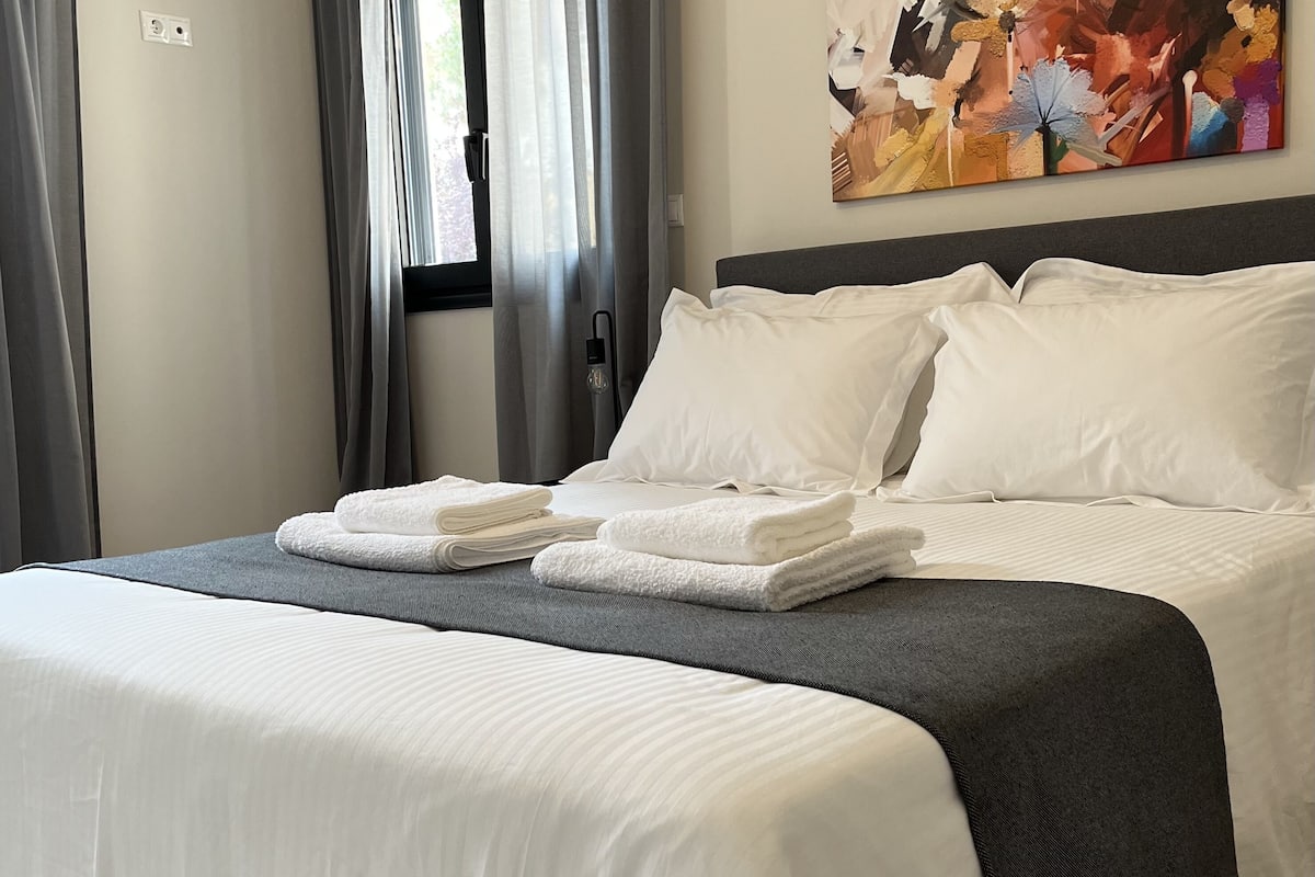 luxury 2 | premium bedding, down duvets, free minibar, desk