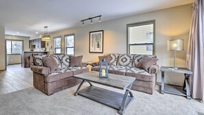 A modern living room with a sectional sofa, a coffee table, and a side table with a lamp. - 8 Mi to Copper Mtn: Sleek Frisco Townhome w/ Views (Frisco)