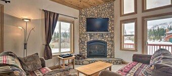 9 Mi to Heavenly Mountain: South Lake Tahoe Home!