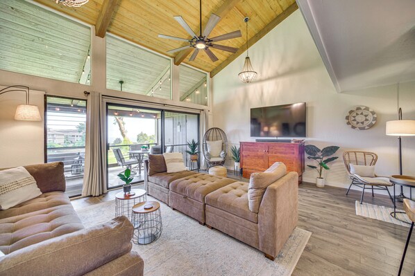 Apartment (2 Bedrooms) | Living area | TV