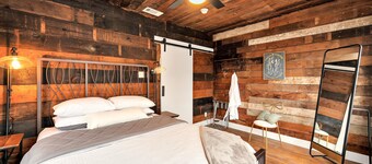 The Duet- Just Steps from Baylor University and Minutes from The Magnolia Silos