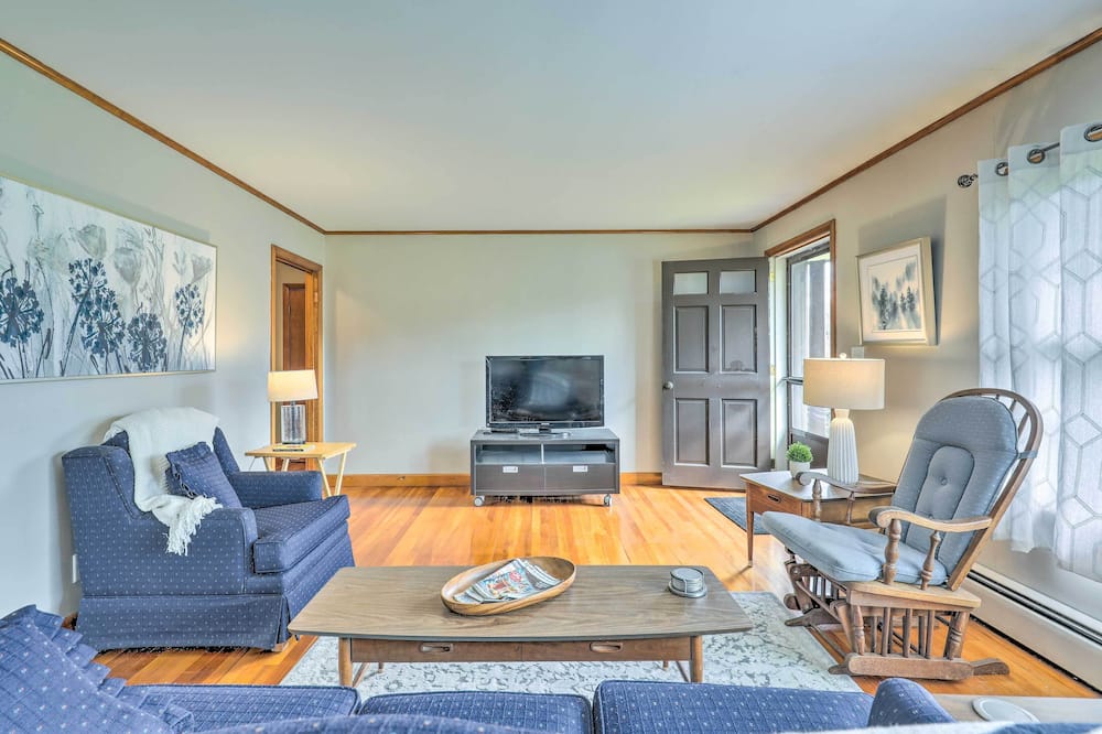 Tasteful Country Home on 5 Acres ~ 3 Mi to Lake! - Swanzey Lake, NH