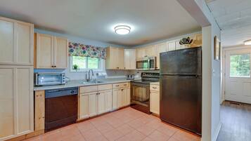 Rumah (4 Bedrooms) | Dapur pribadi | Microwave, peralatan masak/sendok-piring, dan tisu