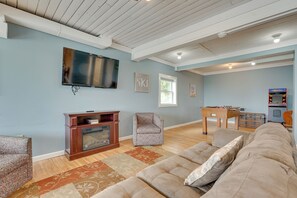 TV, fireplace, video game console, books - Beautiful Winter Escape on Bromley Mountain! (Peru)