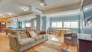 TV, perapian, konsol video game, dan buku