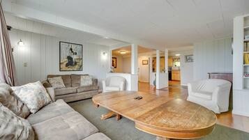 TV, perapian, konsol video game, dan buku