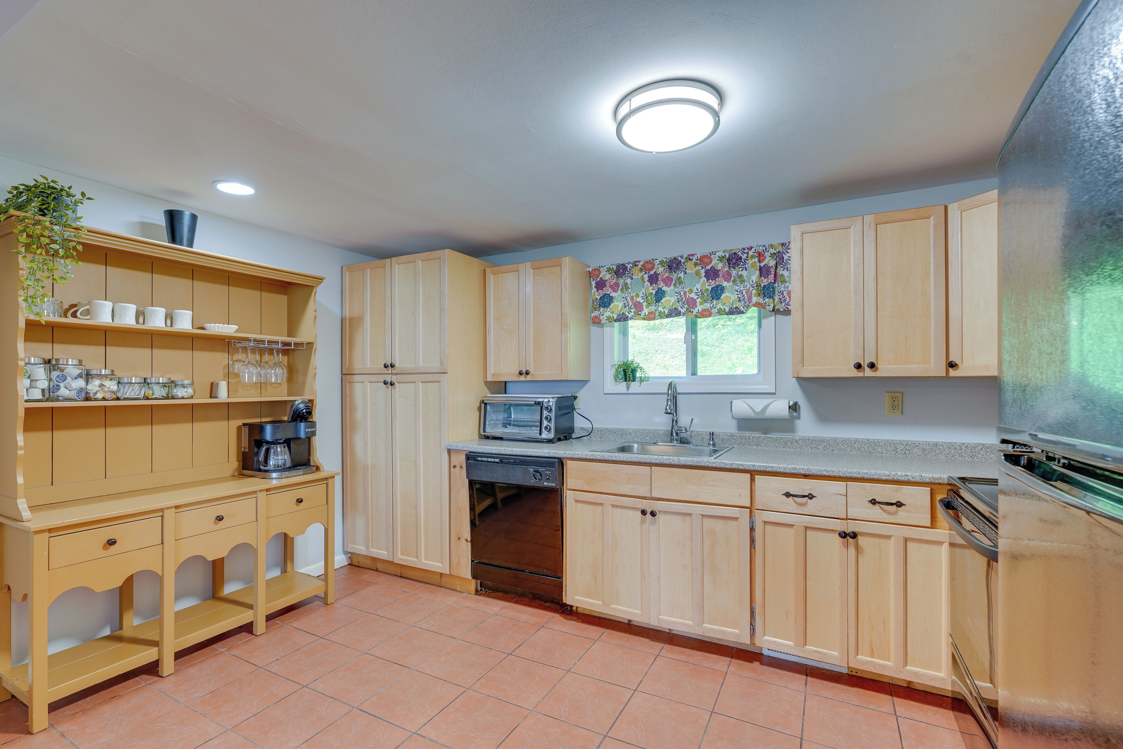 House (4 Bedrooms) | Private kitchen | Microwave, cookware/dishes/utensils, paper towels