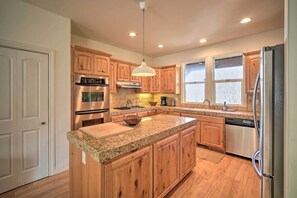 Een magnetron, een oven, een kookplaat, een vaatwasser