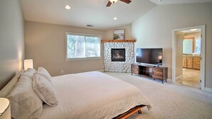 Unclassified image, 5 of 31, button - Spacious Retreat < 1 Mi to Lake Arrowhead! (Lake Arrowhead)