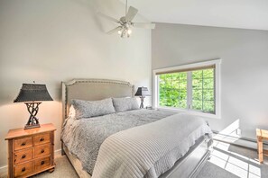 3 bedrooms, laptop workspace, bed sheets - West Dover Townhouse w/ Deck, Grill & Amenities! (West Dover)