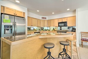 Microwave, oven, stovetop, dishwasher - West Dover Townhouse w/ Deck, Grill & Amenities! (West Dover)