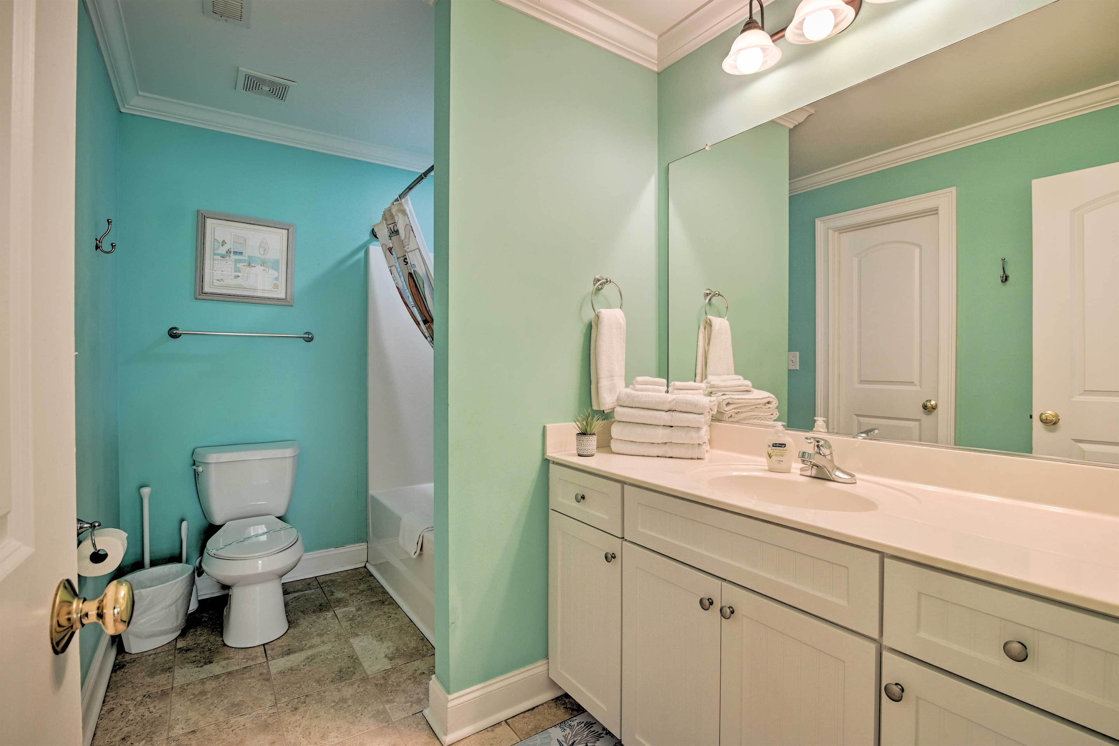 Une salle de bain avec des toilettes, un lavabo et un miroir.