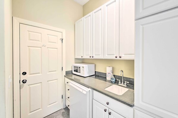 Cottage (2 Bedrooms) | Interior - 5 Mi to Old Town Bluffton: Cottage w/ Patio (Bluffton)