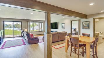 House (6 Bedrooms) | Interior