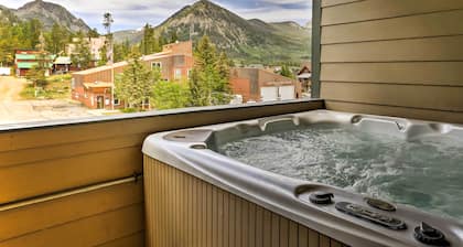 Elegant Frisco Condo w/ Private Hot Tub & Views!