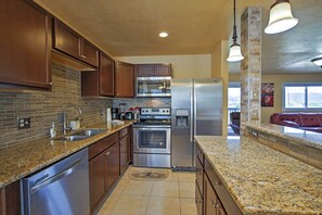 Apartment (3 Bedrooms) | Interior - Lake- & Mtn-view: Resort Hub in Silverthorne! (Silverthorne)