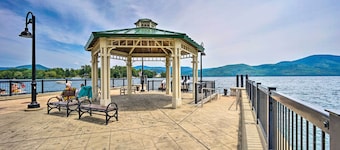 Bolton Landing Winter Escape: Walk to Lake!