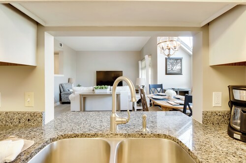 2 Mi to Beach: Condo w/ Pool Access in Hilton Head