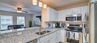 Corpus Christi Condo w/ Pool Access, Walk to Beach