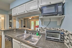 Een microgolfoven, een oven, een kookplaat, een vaatwasser